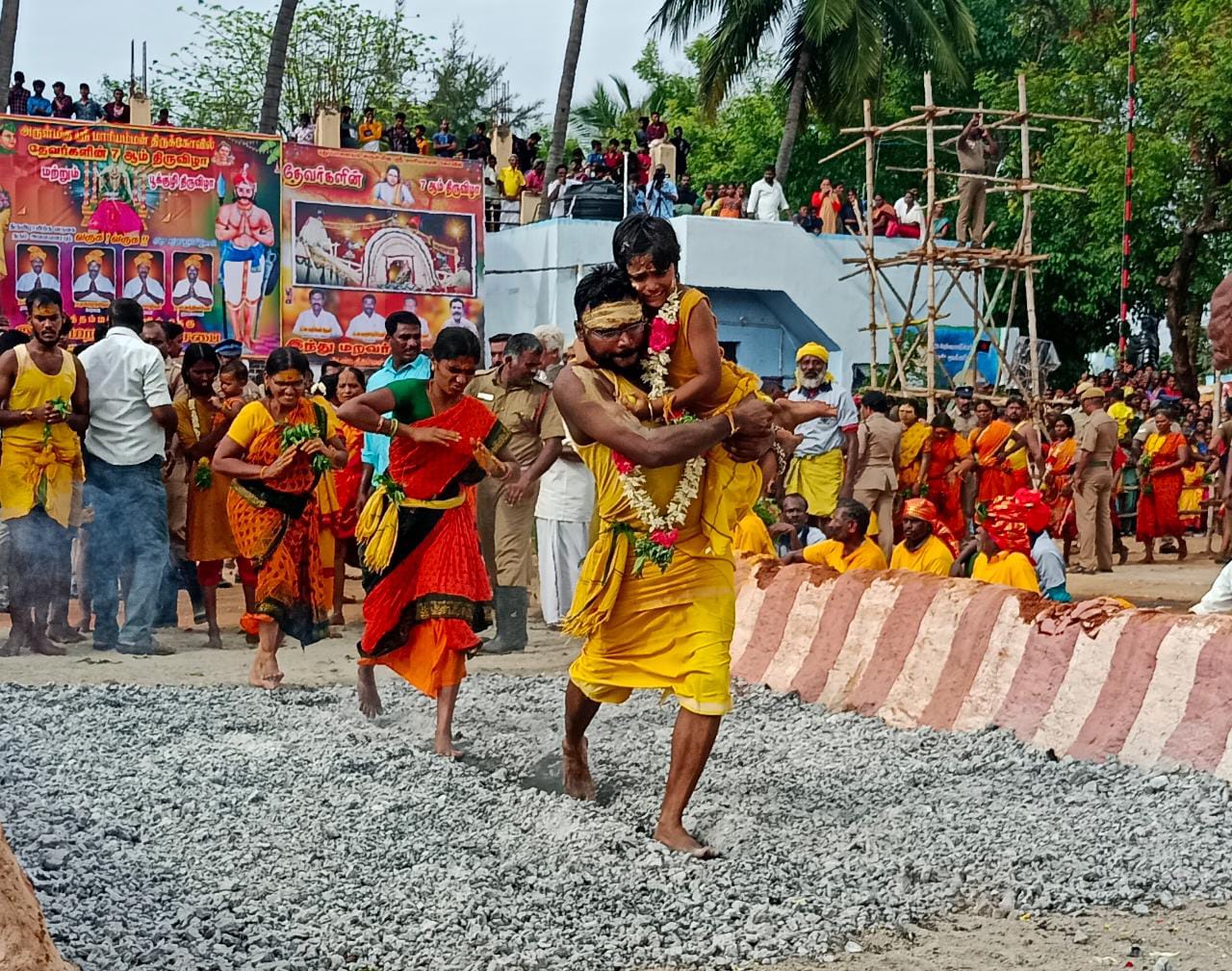 ராஜபாளையம்  மாரியம்மன் கோவில் பூக்குழி திருவிழா கோலாகலம் ..
