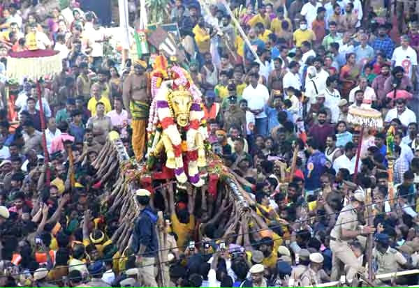 பச்சை பட்டு உடுத்தி வைகை ஆற்றில் இறங்கினார் அழகர்