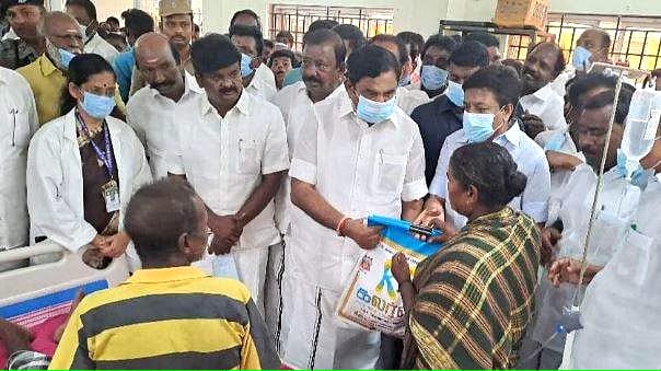 கள்ளச்சாராயம் அருந்தி சிகிச்சை பெறுவோரை இபிஎஸ் நேரில் சந்தித்து ஆறுதல்..