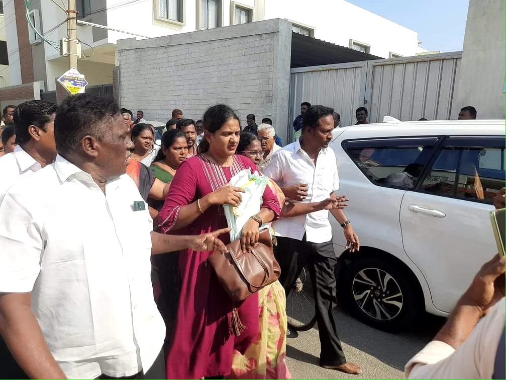 கரூர் -திமுகவினர் தடுத்ததால் ஐடி ரெய்டு தற்காலிகமாக நிறுத்தம்..