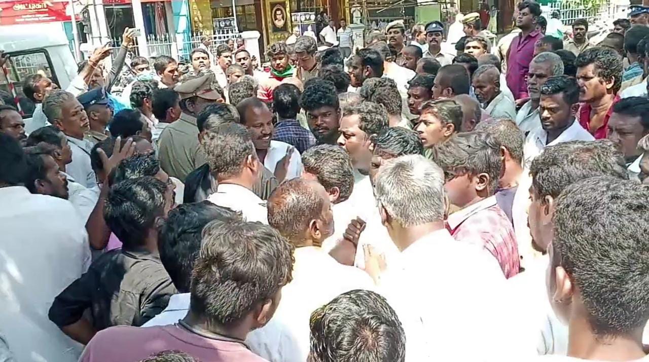 100 நாள் வேலைத் திட்டத் தொழிலாளர்கள் சாலை மறியல் ..