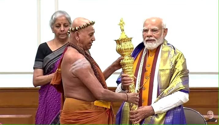 பிரதமரிடம் ஒப்படைக்கப்பட்ட செங்கோல் நாடாளுமன்றத்தில் நிறுவப்பட்டது.. - Dhinasari Tamil