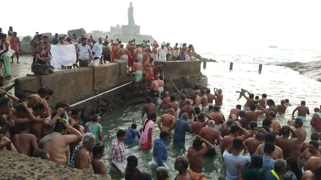 வைகாசி மாத அமாவாசை: ராமேசுவரம் குமரியில் புனித நீராடிய பக்தர்கள்..