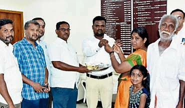 பழநி உண்டியலில் தவறாக தங்க செயினை போட்ட  பெண்ணுக்கு புதிய செயின்..