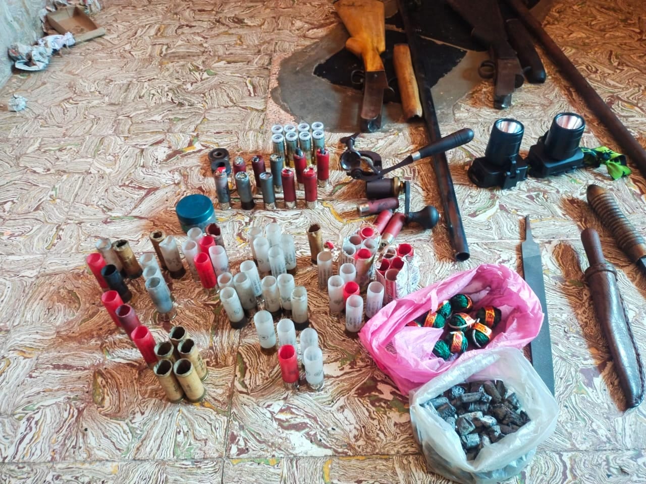 ஸ்ரீவிலியில் நாட்டு துப்பாக்கிகள் தோட்டா பறிமுதல் நால்வர் கைது ..