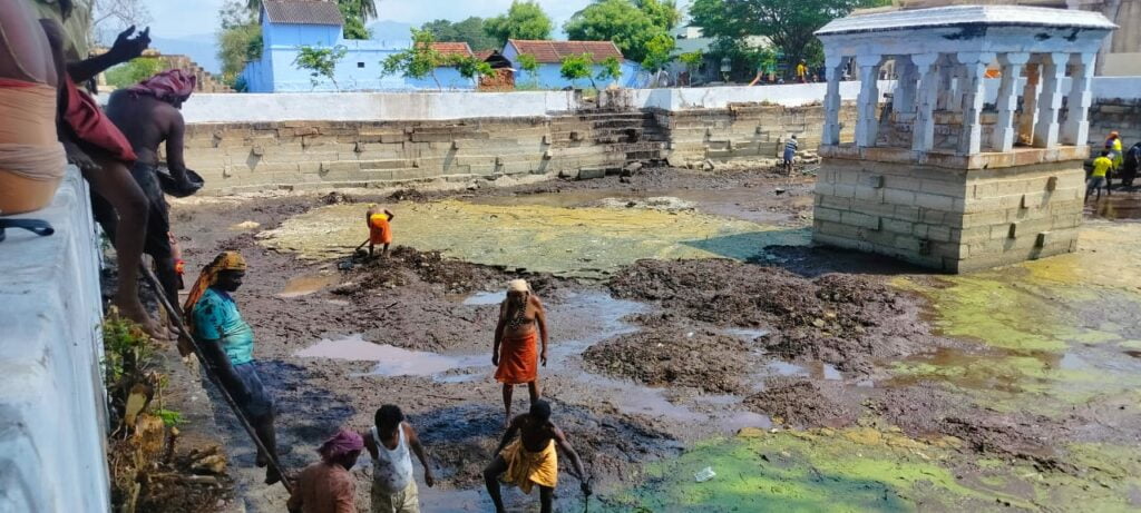 அரிகேசவ நல்லூரில் திருக் குளத்தைத் துப்புரவு செய்த நெல்லை உழவாரப் பணிக் குழு! - Dhinasari Tamil
