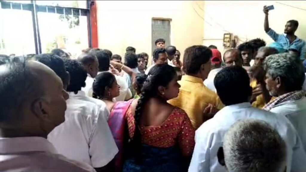 கம்பம் எம்எல்ஏ., இராமகிருஷ்ணன் பொதுமக்களால் சிறைபிடிப்பு! - Dhinasari Tamil