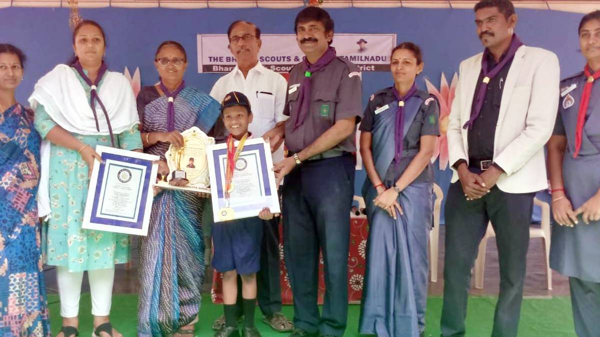 கரூரில் 2ம் வகுப்பு மாணவனின்… டிஸ்கவர் சாதனைப் புத்தக உலக சாதனை!