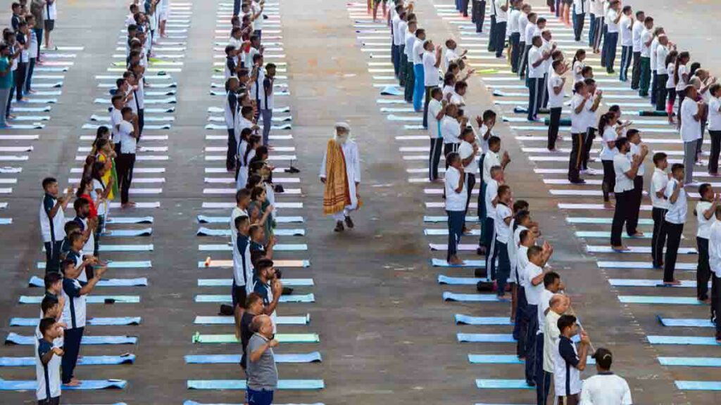 சர்வதேச யோகா தினத்தில் 'உங்களை தேடி யோகா': ஈஷாவின் இலவச யோகா வகுப்புகள்! - Dhinasari Tamil