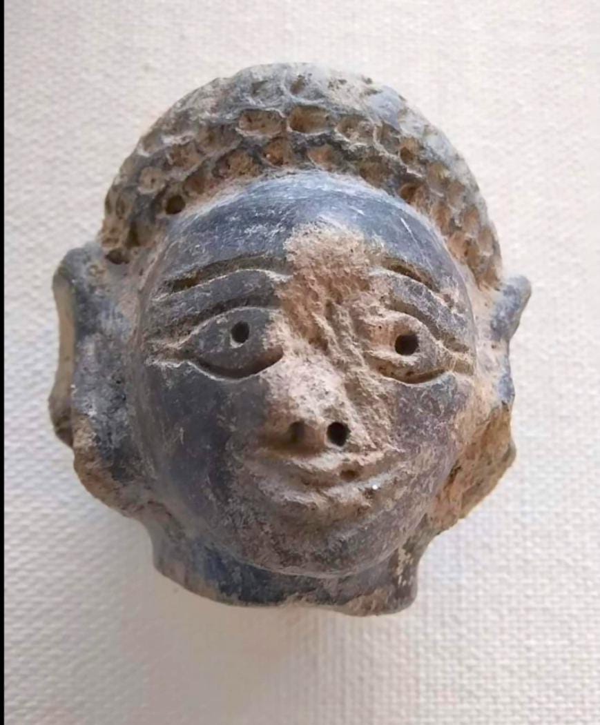 சிவகாசி அருகே  அகழ்வாராய்ச்சி- தலை அலங்கார  ஆண் உருவ சுடுமண் பொம்மை..