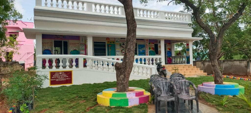 ராஜபாளையம் -மரத்தடியில் பயிலும் மாணவ மாணவிகள் - Dhinasari Tamil