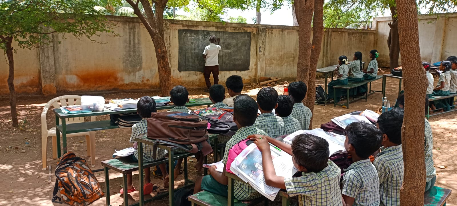 ராஜபாளையம் -மரத்தடியில் பயிலும் மாணவ மாணவிகள்