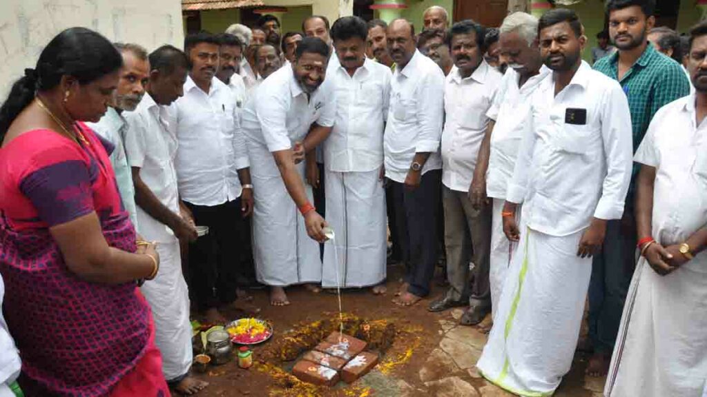 பள்ளிக் கட்டிட பூமி பூஜை: அதிமுக., எம்.எல்.ஏ., தொடங்கி வைப்பு! - Dhinasari Tamil