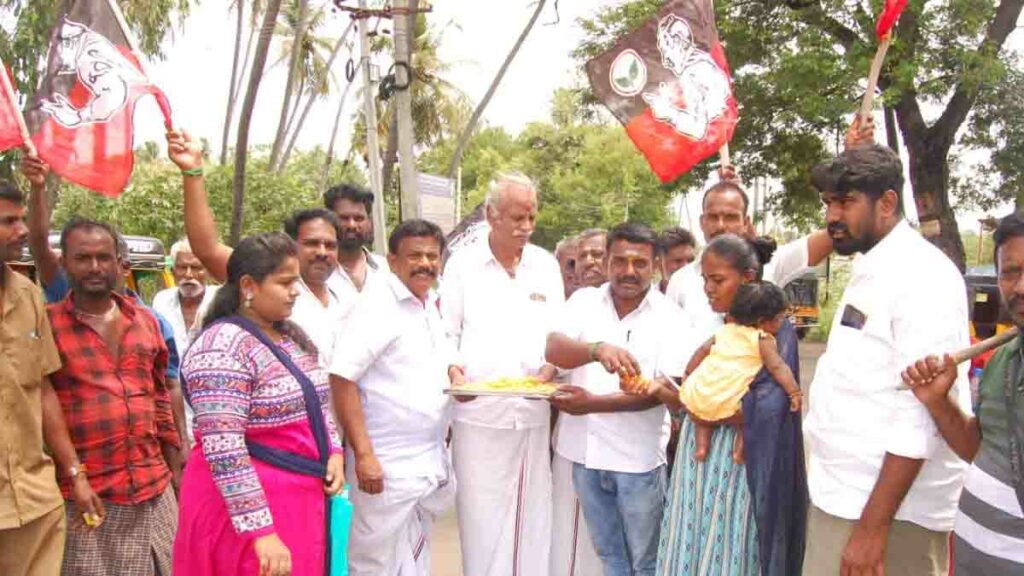 ஒரே நாளில் மகிழ்ச்சியில் திக்குமுக்காடிய அதிமுக.,வினர்! இனிப்பு கொடுத்து கொண்டாட்டம்! - Dhinasari Tamil