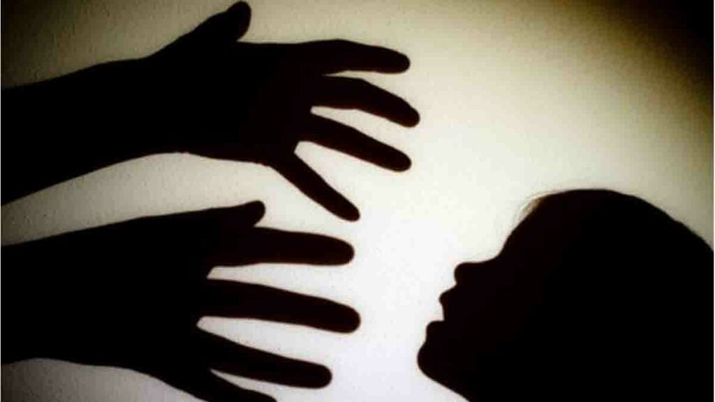 செல்போனில் சிறுமிகளுக்கு ஆபாச படம் காட்டிய ஆசிரியர் கைது! - Dhinasari Tamil
