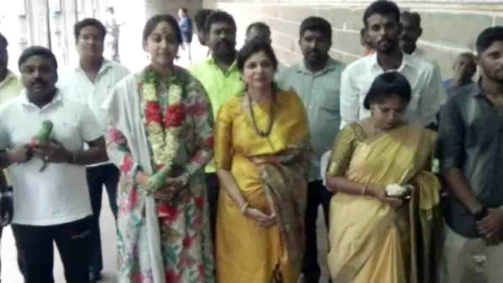 ஆண்டாள் கோயிலில் பாமக., அன்புமணி மனைவி, மகள் தரிசனம்! - Dhinasari Tamil