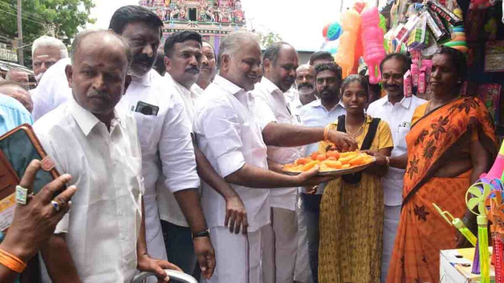 எடப்பாடிக்கு அங்கீகாரம்: அதிமுக.,வினர் பட்டாசு வெடித்து இனிப்பு வழங்கி கொண்டாட்டம்! - Dhinasari Tamil