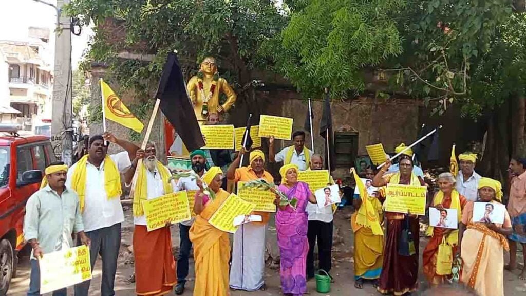 எடப்பாடி படத்துக்கு சாணி அடிப்பு; செல்லூர் ராஜூ வீட்டின் முன் ஆர்ப்பாட்டம்! - Dhinasari Tamil