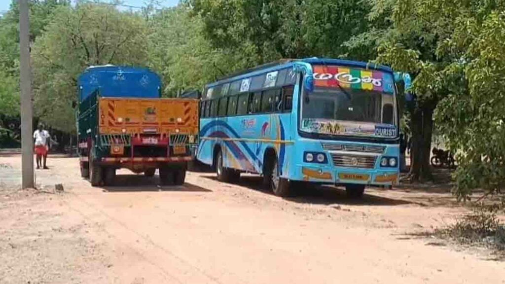 வாடிப்பட்டி, ஆர்டிஓ., அலுவலகத்தில் 20-க்கும் மேற்பட்ட வாகனங்கள் காத்திருப்பு: உரிமையாளர்கள் புலம்பல்! - Dhinasari Tamil