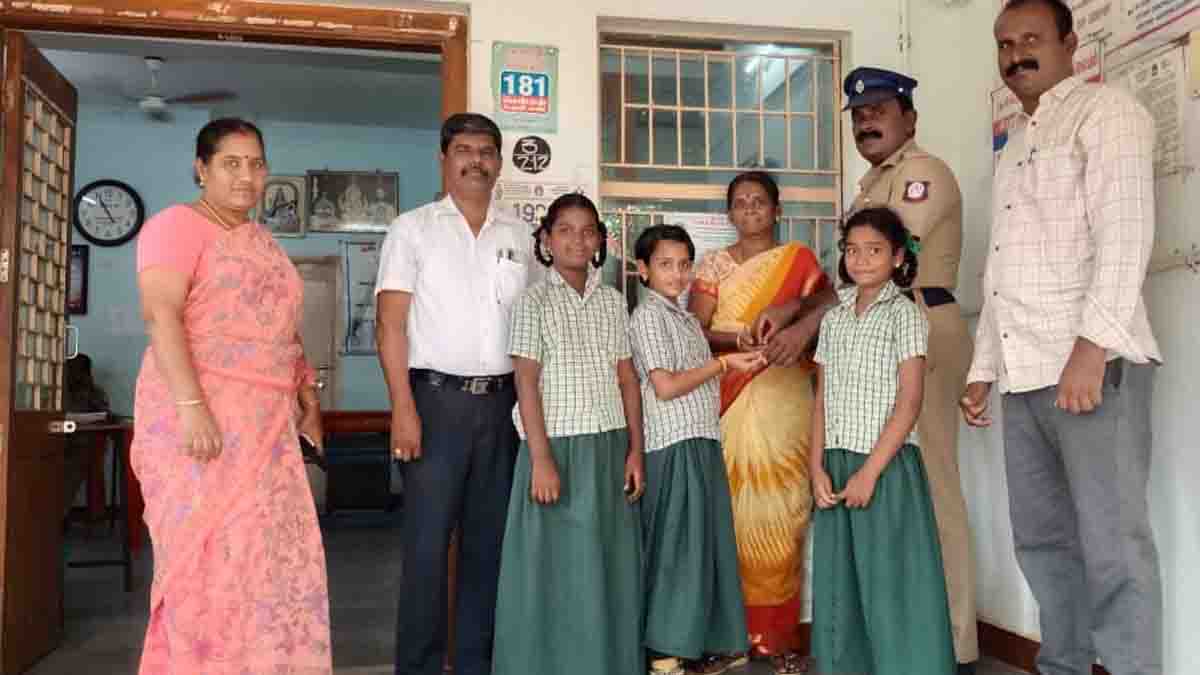 தமிழாசிரியர் தவறவிட்ட தங்க செயின்; மீட்டு காவல் நிலையத்தில் ஒப்படைத்த மாணவியர்!