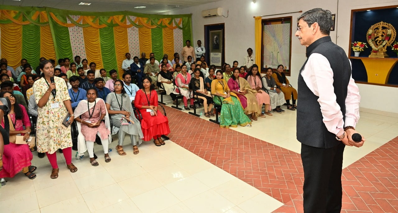 மாணவர்களுடன் கலந்துரையாடிய ஆளுநர்