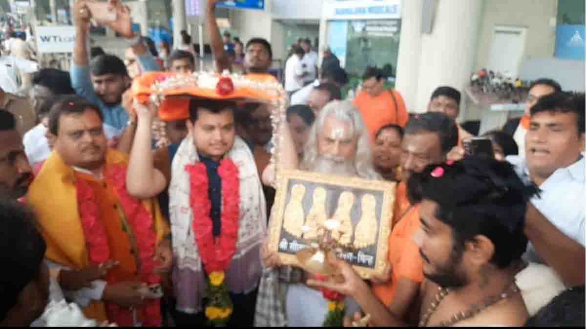 இலங்கையில் இருந்து விமானம் மூலம் மதுரை வந்த ராமர் பாதுகை!