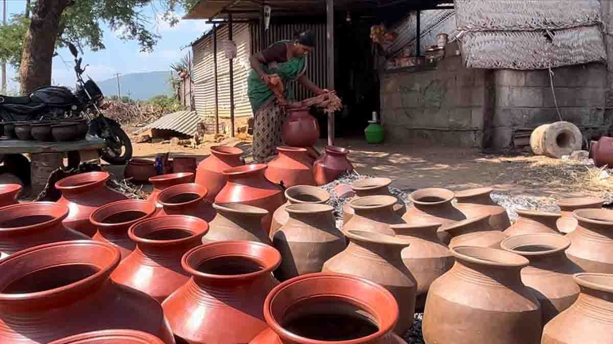 பொங்கல் பண்டிகை; அழகர்கோயிலில் சூடுபிடித்துள்ள பொங்கல்பானை தொழில்!