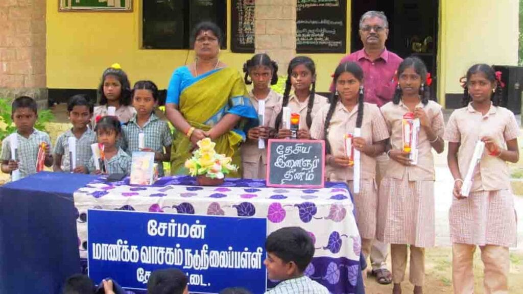 சிவகங்கை மாவட்டம் தேவகோட்டை சேர்மன் மாணிக்க வாசகம் நடுநிலைப் பள்ளியில் தேசிய இளைஞர் தின விழாவினையொட்டி நடைபெற்ற ஓவியம் வரைதல் மற்றும் விவேகானந்தரின் பொன்மொழிகள் சொல்லுதல் போட்டிகளில் வெற்றி பெற்ற மாணவர்களுக்கு தேவகோட்டை வட்டார கல்வி அலுவலர் லெட்சுமி தேவி தலைமை தாங்கி பரிசுகளை வழங்கினார்.பள்ளி தலைமை ஆசிரியர் லெ.சொக்கலிங்கம் முன்னிலை வகித்தார்