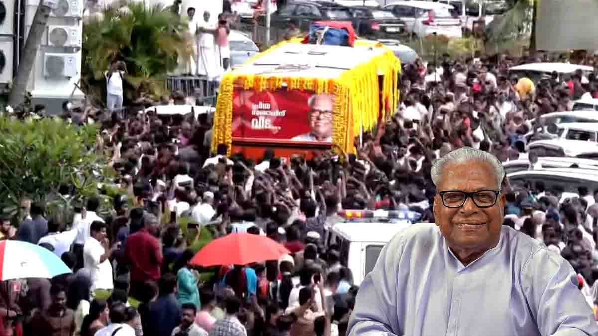 82 வயதில் சபரிமலைக்கு நடந்து சென்ற இடதுசாரி முதலமைச்சர்!