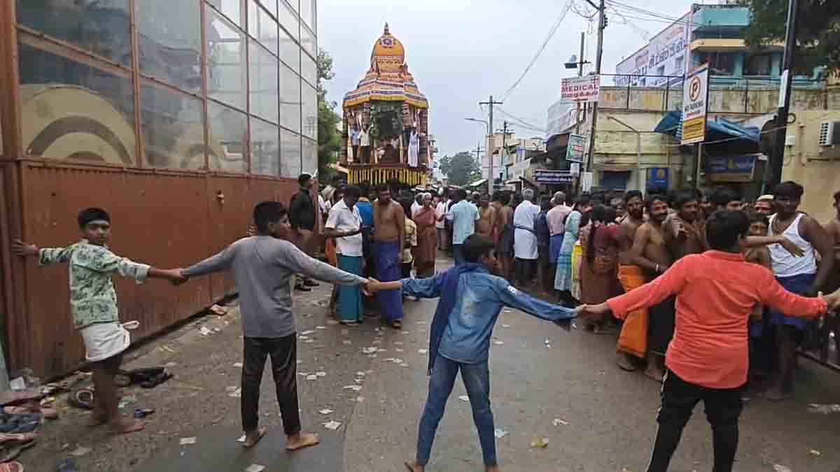 திருப்பரங்குன்றம்: வைரத் தேரை வடம் பிடித்து இழுத்த பக்தர்கள்!