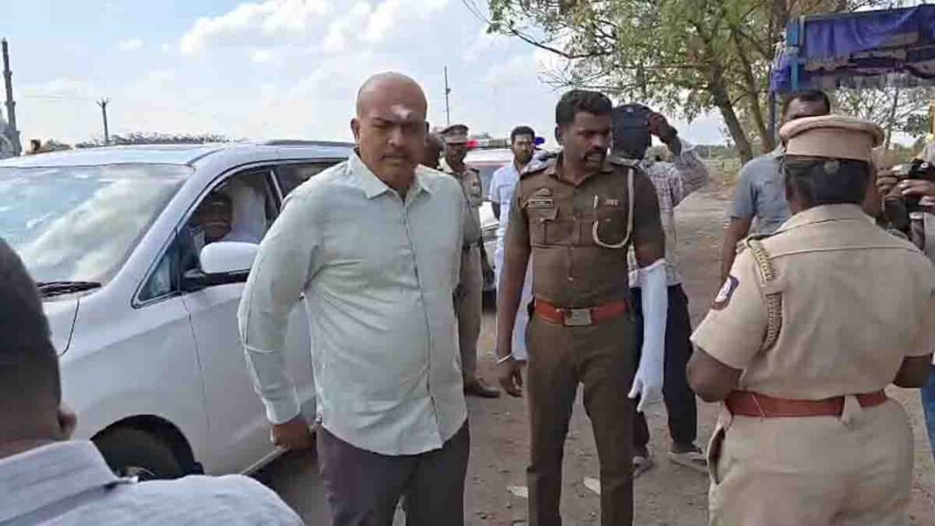முதலமைச்சரின் காரை மறித்து அதிரடி சோதனை; பறக்கும்படை அதிகாரிகளால் பரபரப்பு! 2 - 2026 cm car inspect near tuticorin - 2026